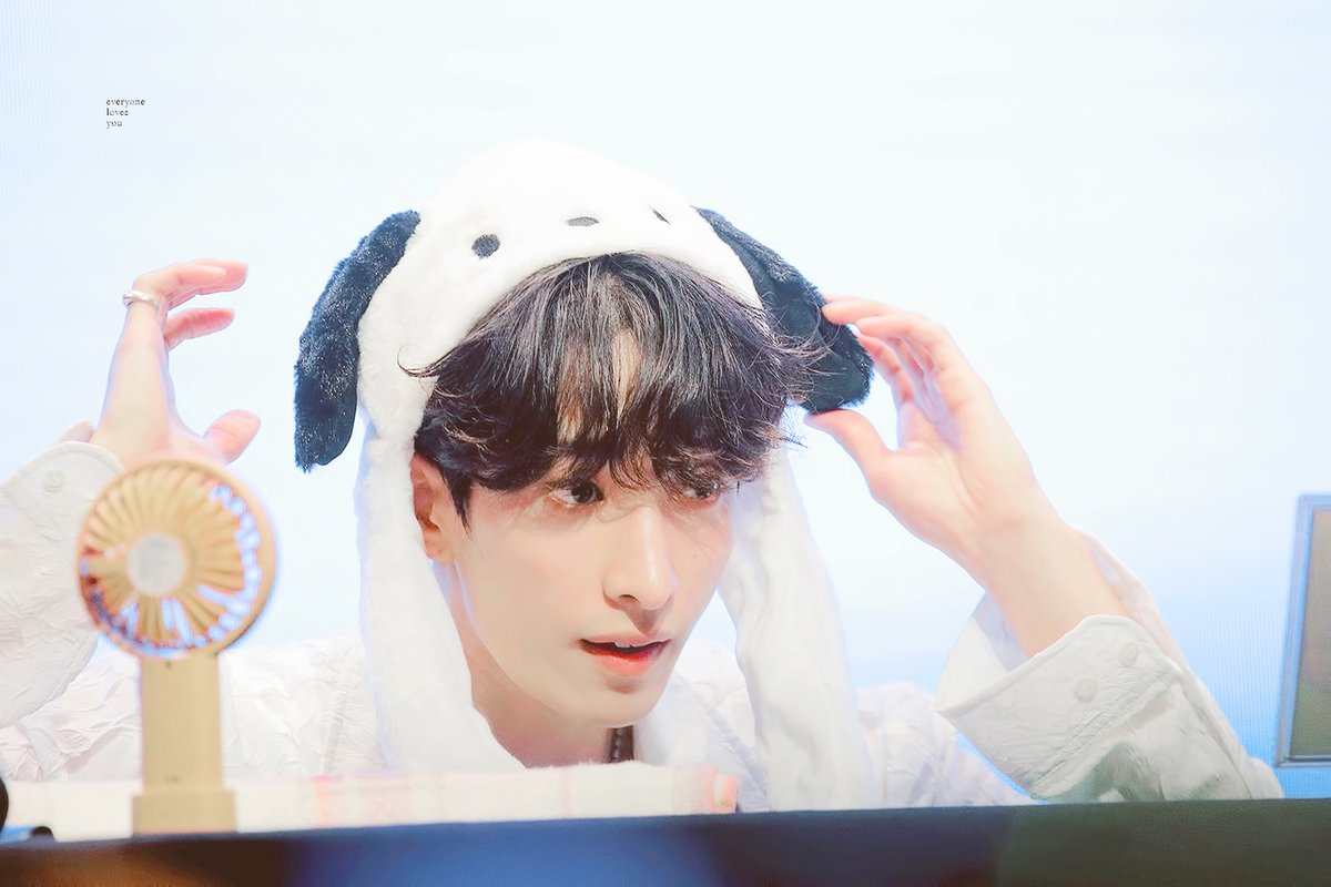 everyonelovesdk's tweet photo. 겸뭉이 귀 정리중🐶 #세븐틴 #SEVENTEEN #도겸 #DK https://t.co/yvpgrTxYgV