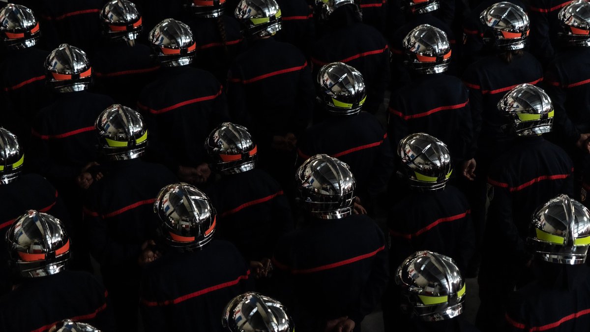 Pompiers_13's tweet photo. ⚫️ [#Hommage]

L'hommage rendu était à la hauteur du sapeur-pompier et de l'homme qu'il était.

Hier, à Arles, les #Pompiers13 étaient réunis pour saluer la mémoire de l'adjudant-chef Hervé Schmit.

Que Sainte-Barbe veille sur lui et ses proches. https://t.co/Usde7pQKTF