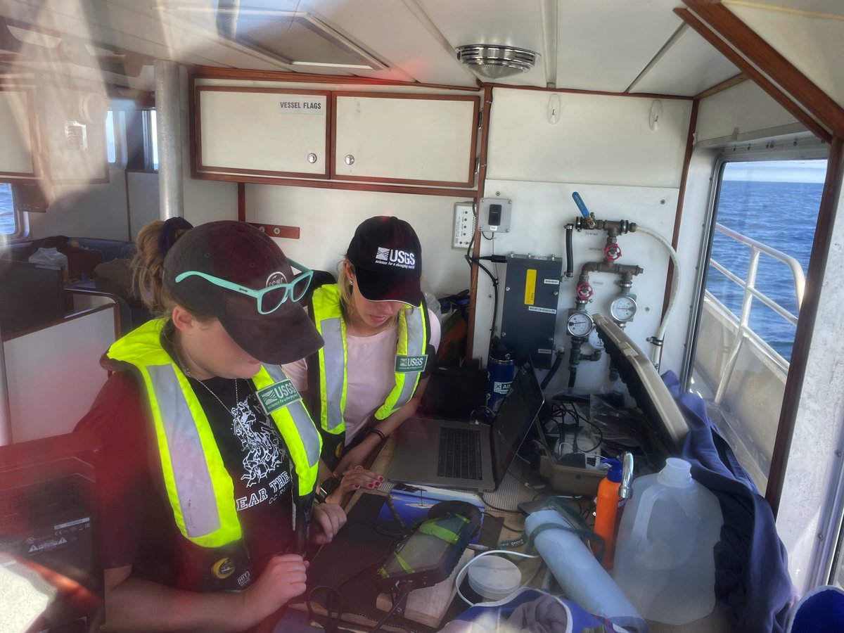 USGSCoastChange's tweet photo. It’s #FieldWorkFriday!
Last week, scientists from #USGS and #NOAA #StellwagenBankNationalMarineSanctuary collected seabed video, #sedimentsamples, and counted and collected sand lace in #StellwagenBank, off the coast of MA.
Learn more: https://t.co/NaBeUCyY1y https://t.co/RIXIgFuOOH