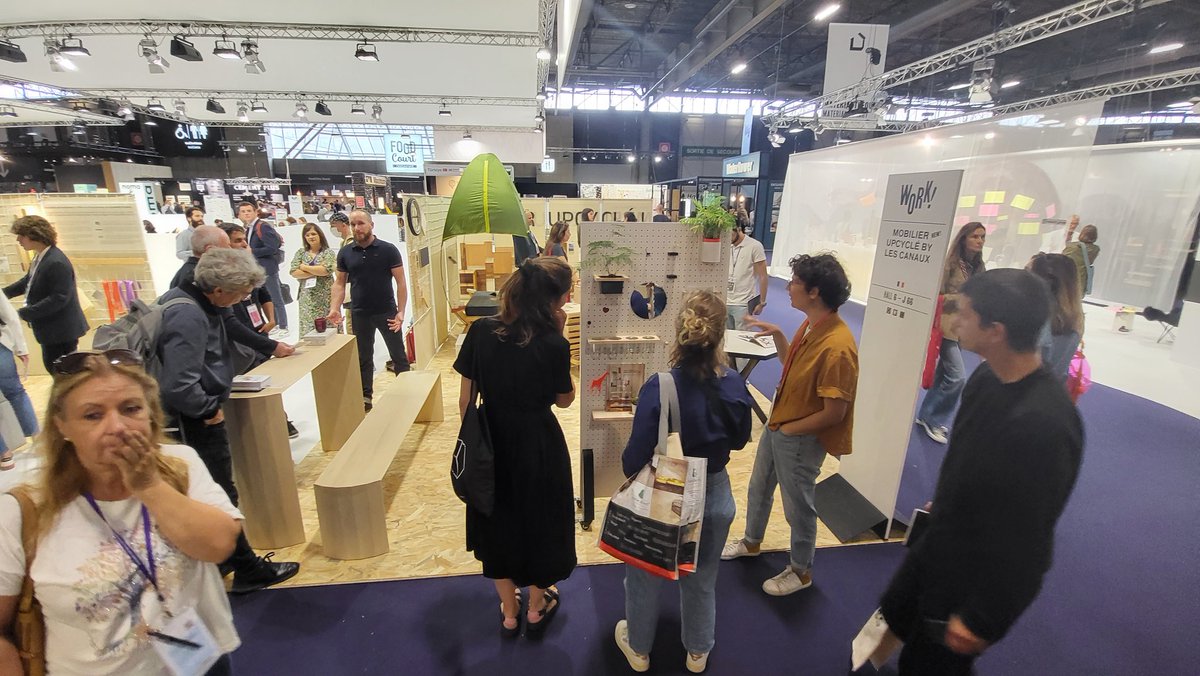 ElisaYavchitz's tweet photo. Journée @MaisonObjet : un monde fou sur le stand qui présente les fabricants francais accompagnés par @Les_Canaux et @ValdeliaPro @AmeublementFR dans le programme du #BOOSTERCIRCULAIRE
👉Venez assister à nos conférences et decouvrir nos meubles Upcyclés ! https://t.co/2tGsBgcIAG