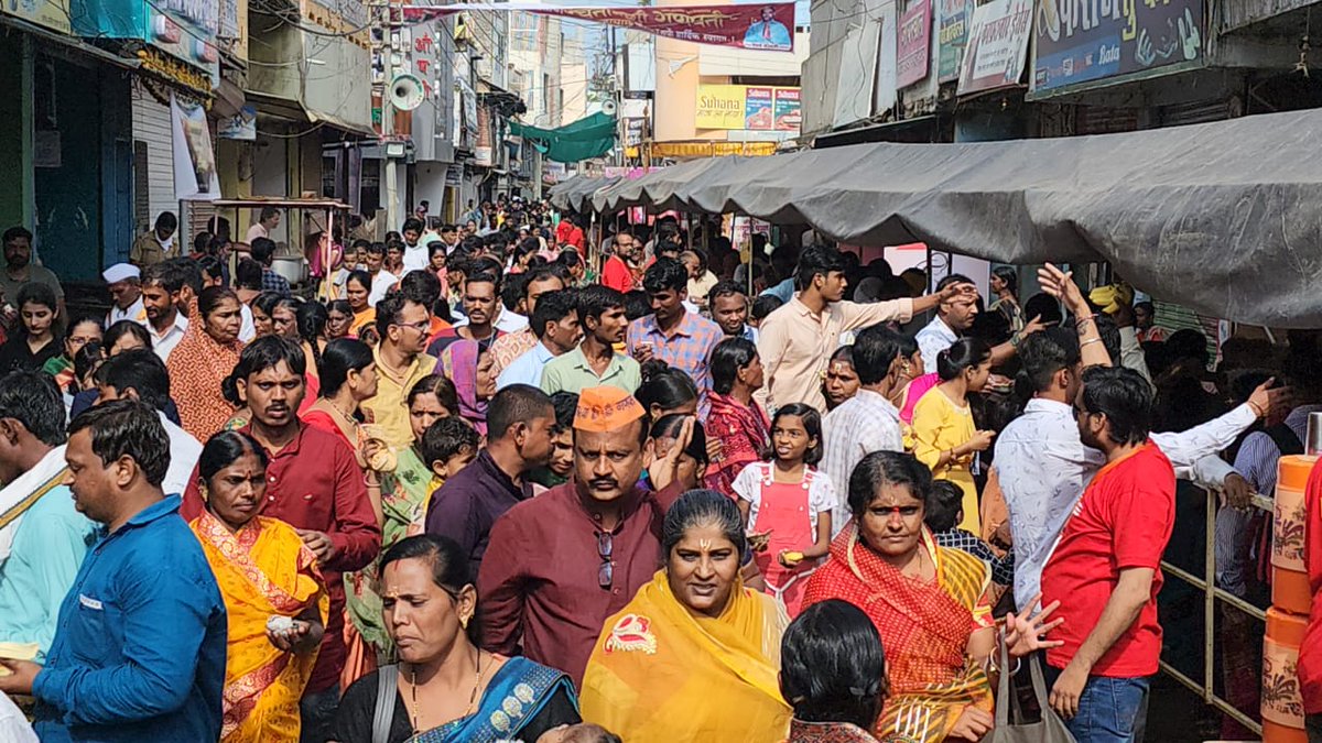 नवसाला पावणारा गणपती म्हणून #हिंगोली चा चिंतामणी सर्वदूर प्रसिद्ध आहे. #अनंतचतुर्दशी च्या दिवशी या ठिकाणी मोदकोत्सव घेण्यात येतो. या उत्सवाला महाराष्ट्रसह परराज्यातील भाविक दर्शनासाठी आणि नवसाचा मोदक घेण्यासाठी येतात.आज या मोदकोत्सवाला उदंड प्रतिसाद लाभत आहे.