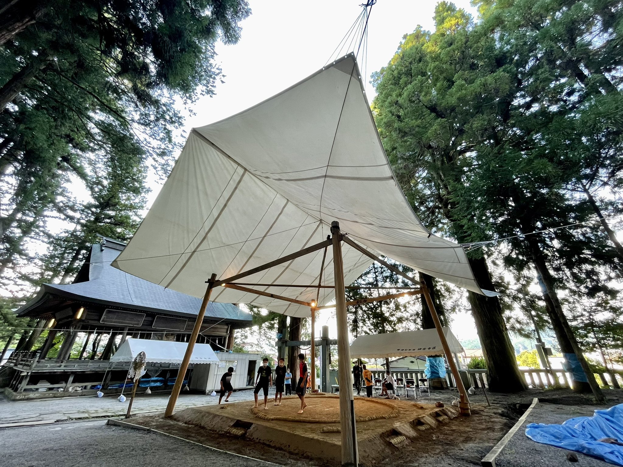 Kikkawa Takuya Al Twitter 諏訪大社内にお祭りの一環で設営されていた子供相撲のためのテント屋根 周辺の木からロープのテンションだけで屋根の形状を作ってある ヤグラというステージから切り離されたテント膜屋根は大社の森の中に浮遊している 美しい