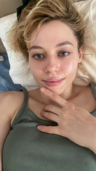 Come in bed ? 😏 https://t.co/sR0yBtH68s