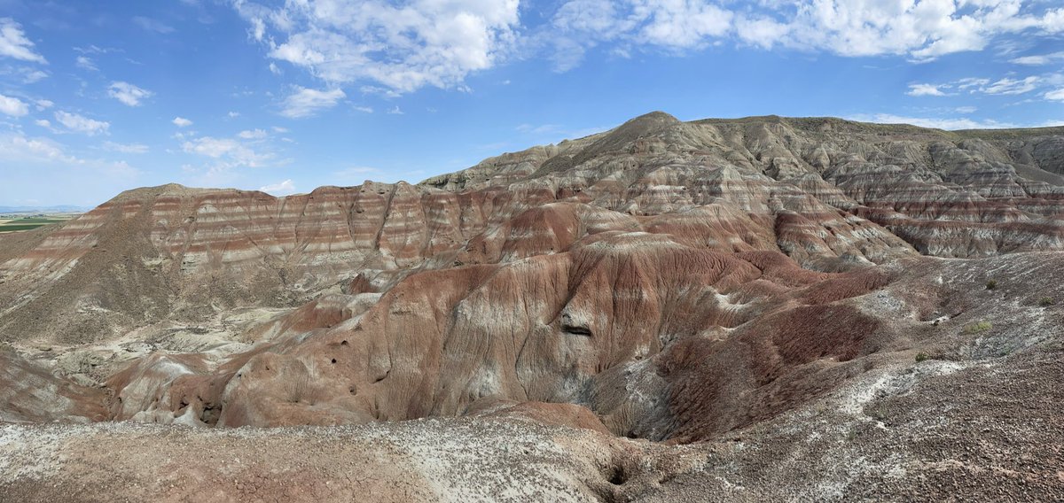 lukenweaver's tweet image. Red beds for #FossilFriday. Left, the Paleocene-Eocene Thermal Maximum, basal Willwood Fm. Right, Himes Mb of the Cloverly Fm. Similar scales re: strat thickness, but re: time the former captures ~100k years vs. &amp;gt;10 million years for the latter #GeologicTime