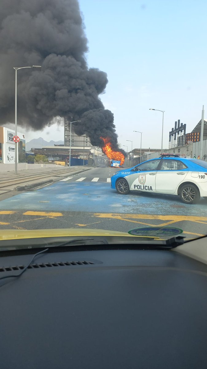 Ônibus pega fogo perto da rodoviária Novo Rio
9:48