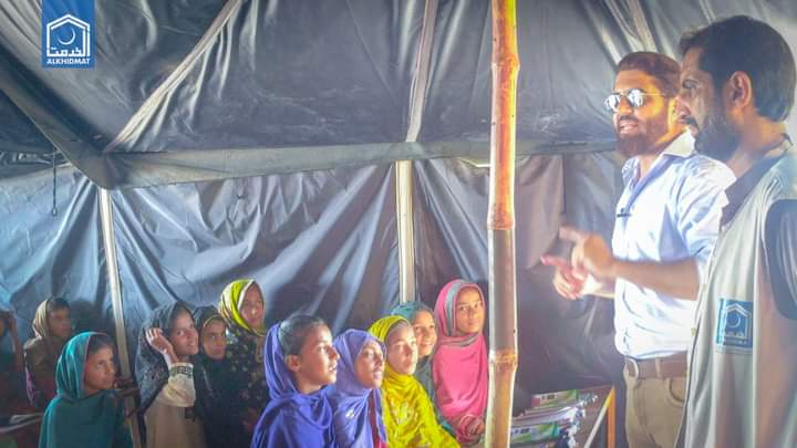 الخدمت نے بچوں کے تعلیمی سلسلے کو جاری رکھنے کے لئے خیمہ بستیوں میں سکولز قائم کردیئے ہیں۔ سکھر کی خیمہ بستی سکول میں موجود بچے تعلیم حاصل کررہے ہیں۔
#AlkhidmatFloodRelief