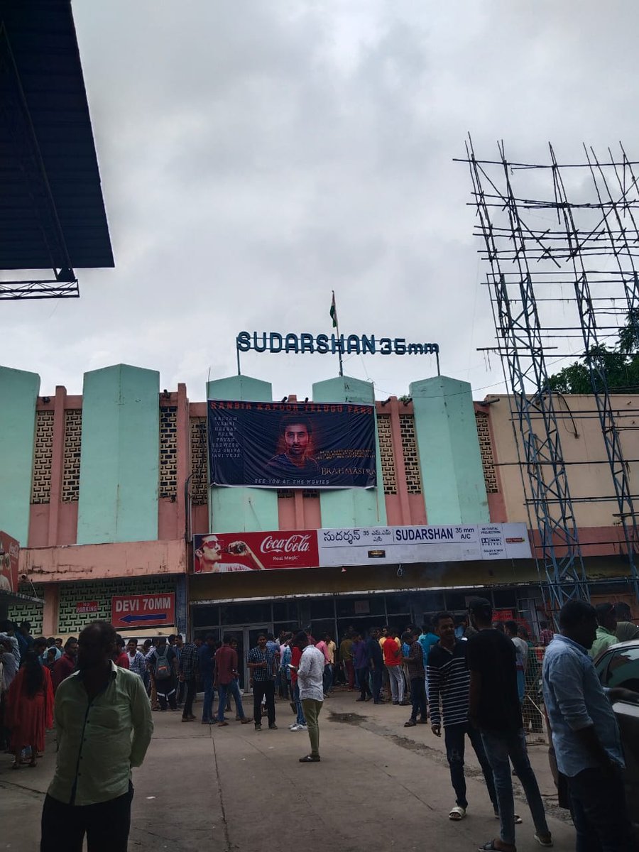 Maheshbabu_cult's tweet photo. Zoommm jaroooo, Zooommmmmm🧐
Reyyyy Evaraaa meraantaaa🙏🙏
. Sudharshan35mm 🤮
#BrahmastraMovie #Brahmashtra #BramhashtraReview https://t.co/NzdvT6uqJS