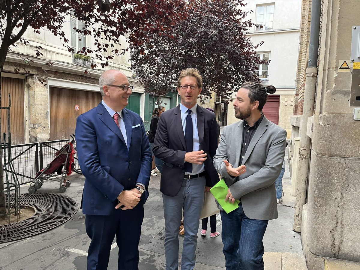 1_2_4Louvre's tweet photo. Visite de Monsieur le Recteur à l’Ecole Saint Germain l’Auxerrois, 4eme … en route pour l’innovation et l’expérimentation avec CapMaternelle💪🏻@CKerrero @ArielWeilT @KarineBarbagli @Academie_Paris https://t.co/vBYsrkX0ME