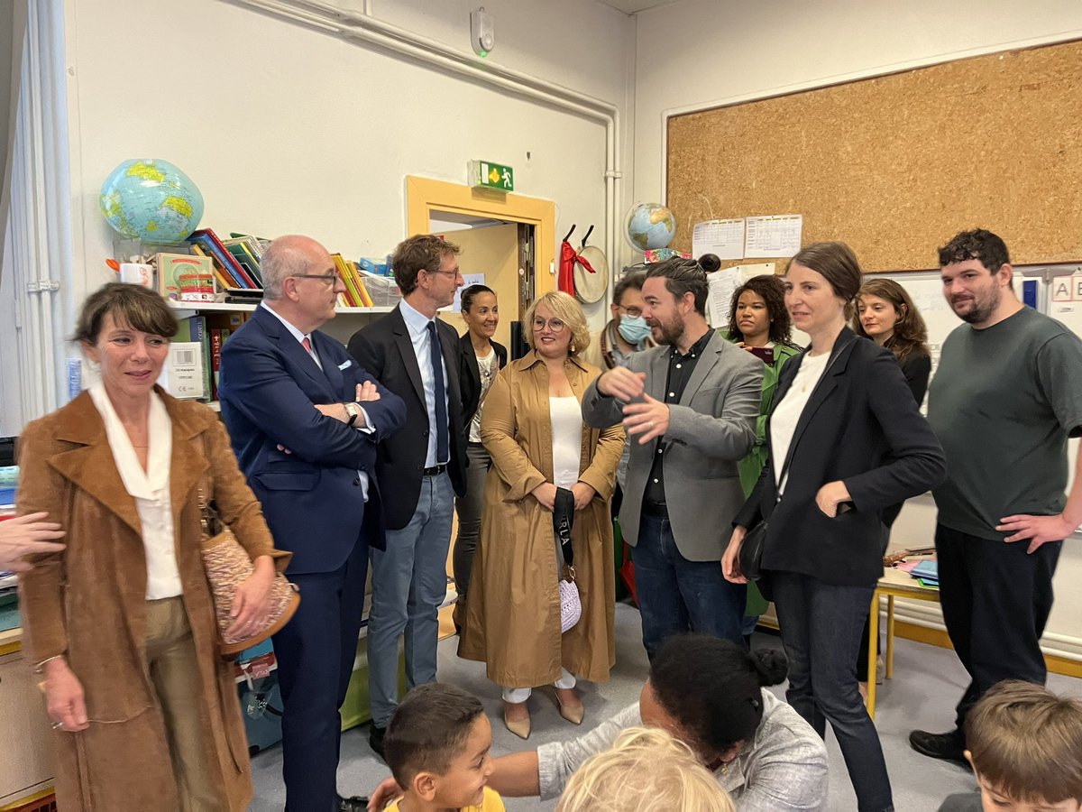 1_2_4Louvre's tweet photo. Visite de Monsieur le Recteur à l’Ecole Saint Germain l’Auxerrois, 4eme … en route pour l’innovation et l’expérimentation avec CapMaternelle💪🏻@CKerrero @ArielWeilT @KarineBarbagli @Academie_Paris https://t.co/vBYsrkX0ME