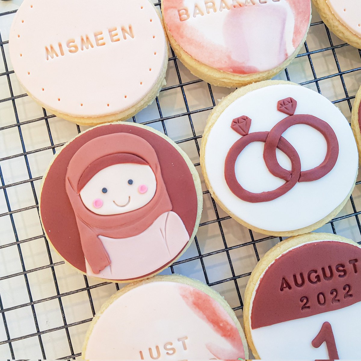 fondant cookies  home•made
you can design by yourself
⭕️ จัดส่งทั่วประเทศ 

คุกกี้ฟองดอง
ขนาด 3.5 cm ชิ้นละ 20 บาท
ขนาด 7.5 cm ชิ้นละ 50 บาท
กล่องของขวัญ +30 บาท
🚚ค่าจัดส่ง 
J&amp;T 50 บาท 
Kerry 80 บาท

#belovedcookies🍪
 #ของขวัญวันครบรอบ #ของขวัญวันเกิด #ของขวัญวันรับปริญญา