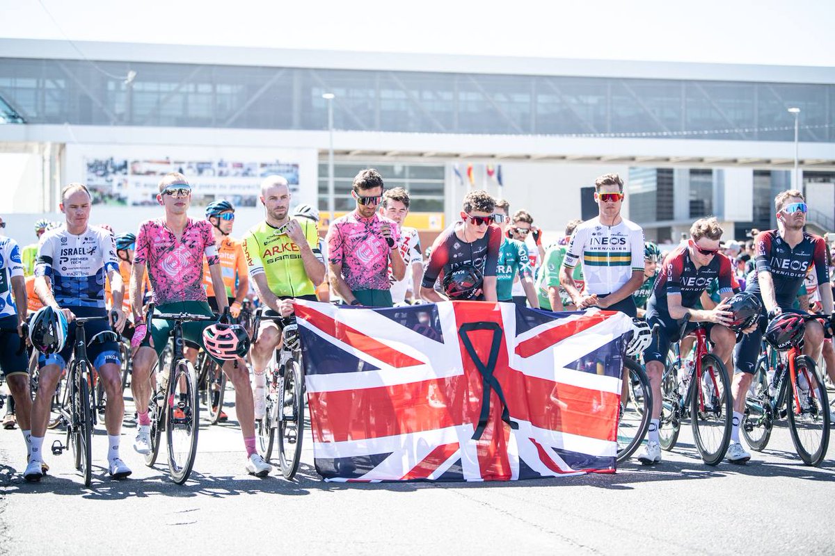 A quiet moment to pay tribute prior to today's #LaVuelta22 stage