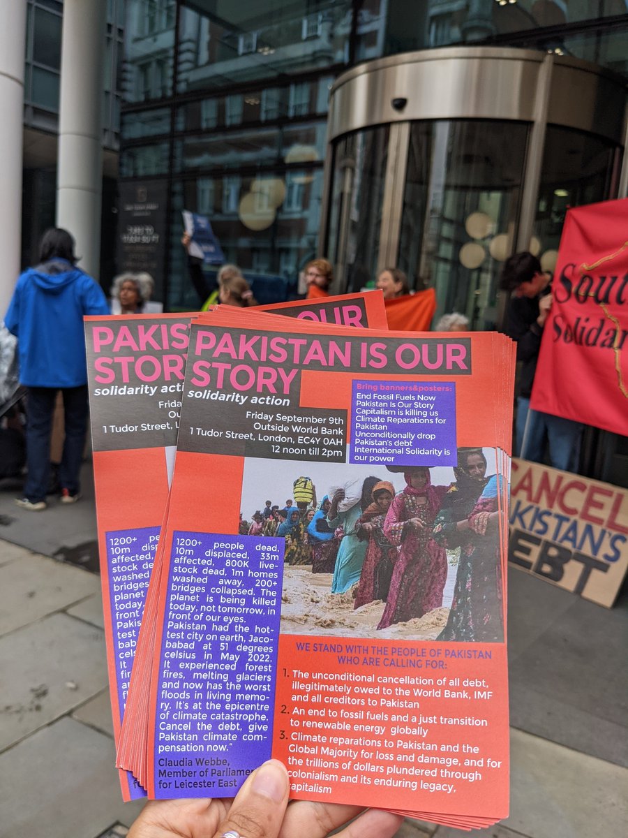 Pakistan solidarity demo at the World Bank's offices in London happening now. Calling for Pakistan's debt to be cancelled and climate reparations paid #PakistanIsOurStory #ClimateReparationsNow #DebtJusticeNow