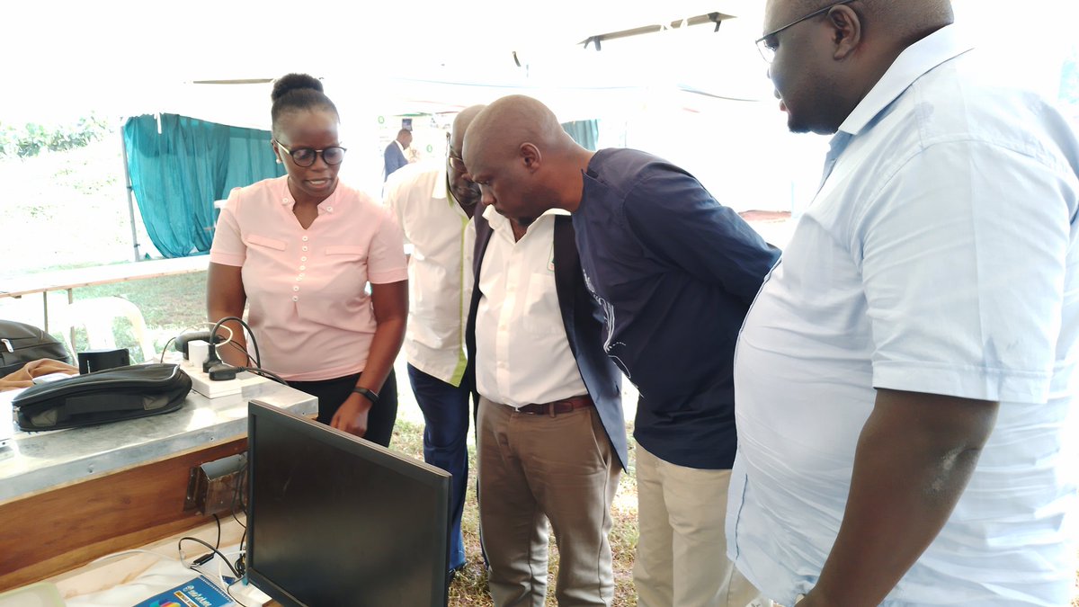 ademnea's tweet photo. Mr. Baryomumaisho, the Managing Director, @TUNADO_Bees introducing a few more Visitors to the #SmartBeeMonitor by @ademnea https://t.co/vD8b4lmaTd