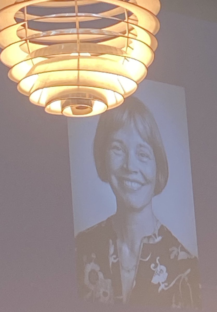 AarhusUni's tweet image. Æresalumnen 2022 afslutter: 
“Tak til Aarhus Universitet for at give mig mulighed for at række denne anerkendelse og dette vigtige signal videre til mange studerende om, at man godt kan kombinere det kliniske, det akademiske og det humanitære.
Tak fordi I ikke er ligeglade!”