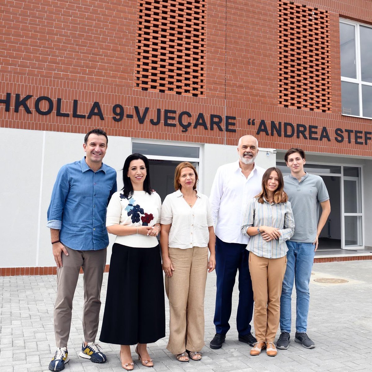 erionveliaj's tweet photo. 📍Tiranë - Në shkollën e re “Andrea Stefani”, një ndër investimet më të mëdha në arsim për nxënësit e ciklit të 9-vjeçares, integruar edhe me parashkollor, që do t'i shërbejë komunitetit të Astirit dhe Laprakës me kushte moderne dhe standarde bashkëkohore në mësimdhënie🙏 https://t.co/QqD1EUQlLL