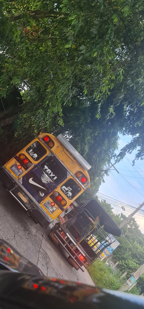 milherna's tweet photo. Esto es lo que hacen los buseros @VMTElSalvador P784-089 simplemente bloquea y ya @TrabazonSV @PNCSV lourdes colon https://t.co/qqMVV7dCaK