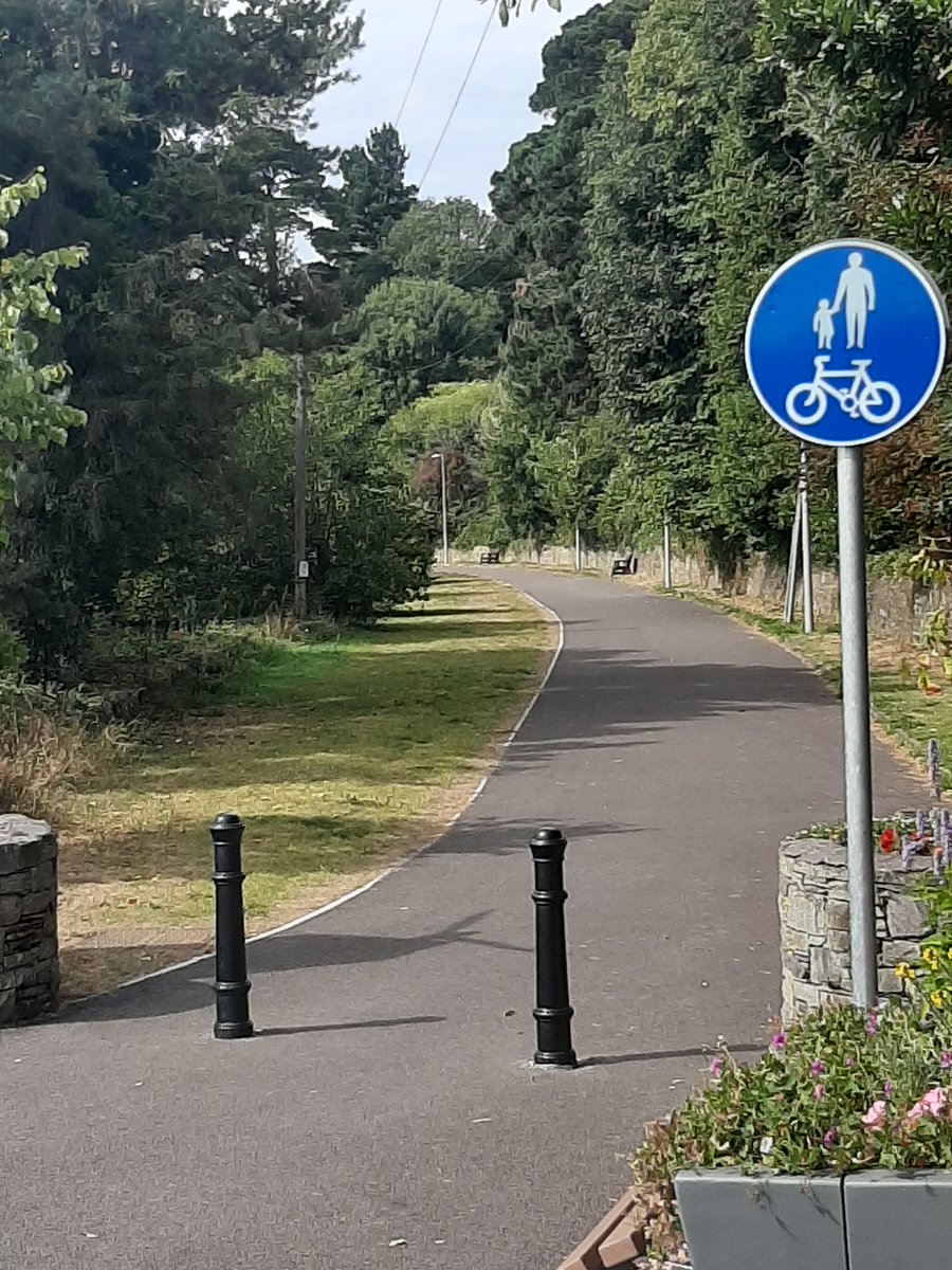 UpstartFestival's tweet photo. Upstart Festival is taking place in Glounthaune Village, just east of Cork City. It is easy to get there and back using:
🚊Cork Commuter Train, 2 stops(10 mins) from Cork 
🚍 Bus from Parnell Station(16 mins)
🚲 Cycle (35 mins) 

use your leap card 🐸
#travelgreen #greenfestival https://t.co/MRYDdYmyn9