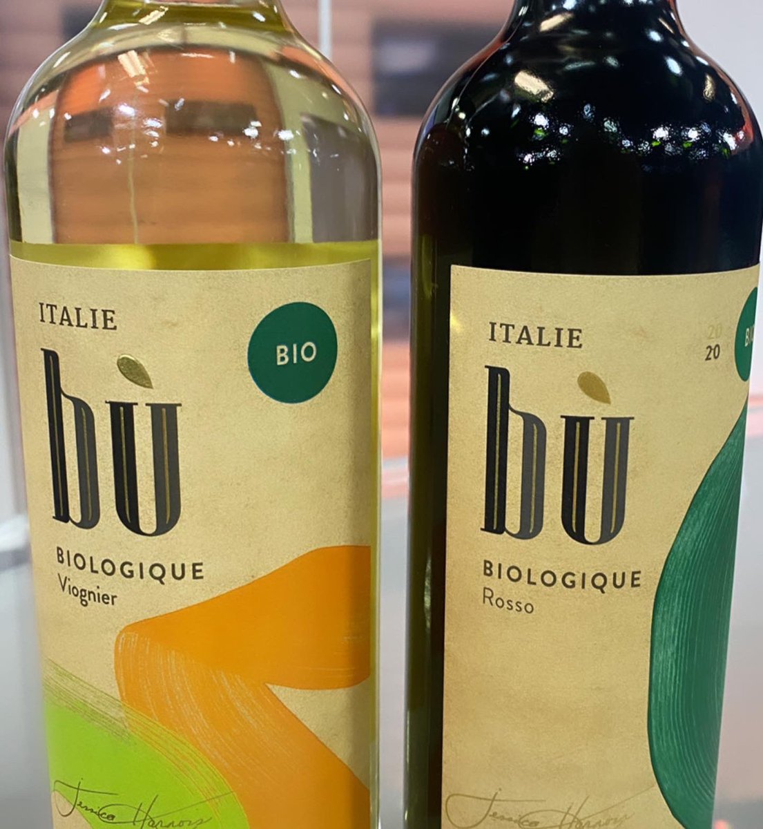 Enfin! Je vous présente fièrement les nouveaux BÙ Bio disponibles partout! Un viognier sec et frais qui provient de l’Italie.  Bio, il goûte la nectarine.Pour les amateurs de rouge, vous allez adorer le Rosso Bio de la Sicile. Idéal avec des pâtes &amp; pizza! #vin @vinsbu