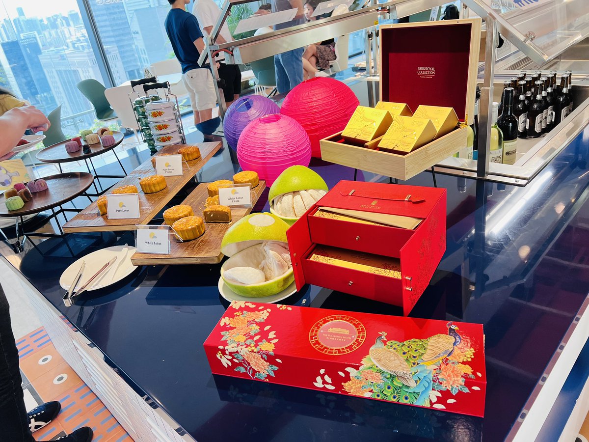 Candice77872029's tweet photo. #MidAutumnFestival  with @SGTweeps cuties！这个emoji太可爱了哇 #中秋快乐 https://t.co/Cvi4Anm2Ag