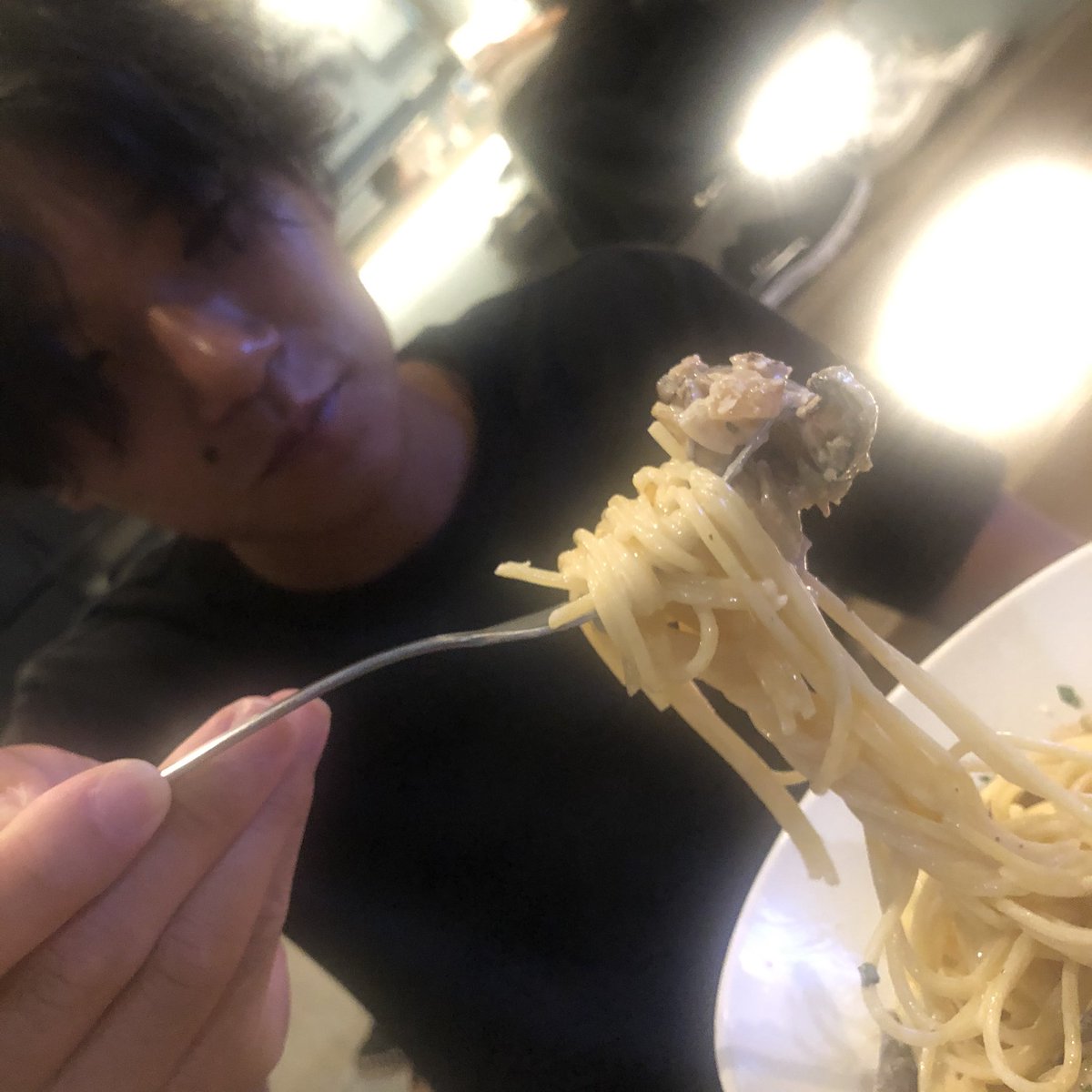 hostel_den's tweet photo. 【きのこクリームパスタ会】

今日のイベントはスタッフのZaneによるきのこクリームパスタです🍝

そしてゲストのかずまは人生初のパーマがとても似合ってて驚きを隠せません！ https://t.co/ZHc9VLP1R2