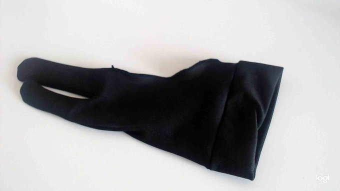 100円ショップにタブレットに使えそうな手袋があると聞いて、購入してきました!
私の指は太くないのですが、指まわりきつめでした。洗って縮んだら使えないかも 