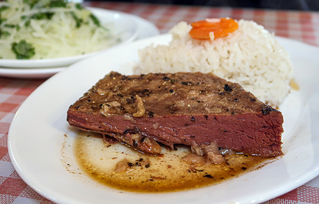 Crítica de restaurante
Viejas crónicas repletas de elogios cuelgan en uno de sus muros, tan tal cual como siempre. Desde aquella galería de éxitos pasados se filtra el desafío de honrar esos recuerdos donde importa, en la mesa.
#llayllay #cocinachilena
viajealsabor.cl/2022/09/03/cri…