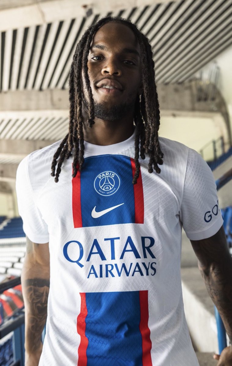 uni_forma's tweet photo. PSG üçüncü forması tanıtıldı. 
⚪️🔵🔴
İç saha formasındaki renklerin, aynı desende farklı yerde kullanımı. 
#PSG #Nike https://t.co/6ph65YOx0g
