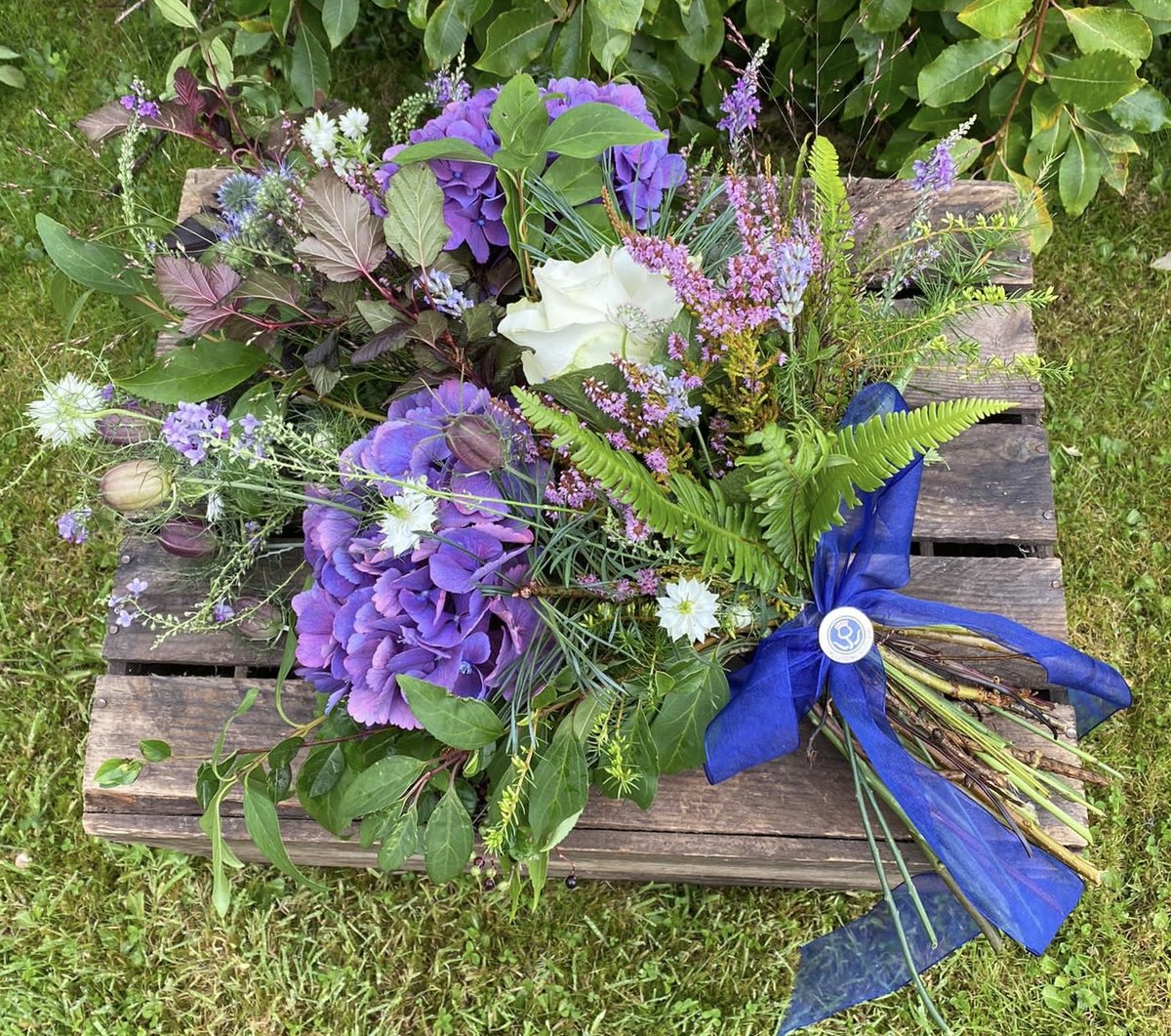 Today ⁦@ScotChiefGuide⁩ Elaine laid flowers at the gates of Balmoral on behalf of all members across Scotland as a mark of respect for our Patron, Her Majesty The Queen.