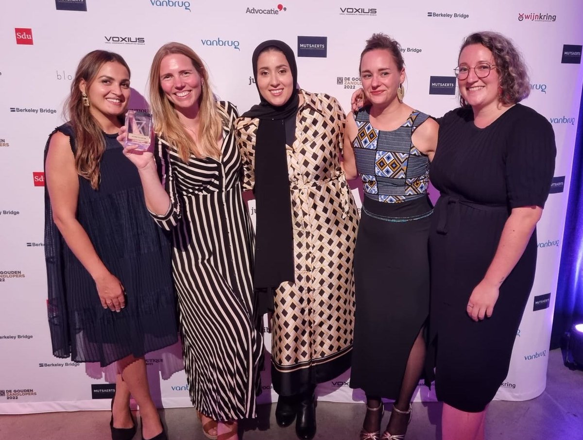 🎊 Een dikke proficiat voor de #vrouwenrechtswinkel van @clara_wichmann, <a href="/AmsterdamNL/">Gemeente Amsterdam</a> &amp; #AmsterdamLawHub! Dit initiatief kreeg een #GoudenZandloper ⌛ van <a href="/Sdu/">Lefebvre Sdu</a>. Op de foto: Sarah Jeddaoui, Susan Leclerq, Rajae Azaroual, <a href="/NathalieEJD/">Nathalie Josephine</a> en Francis Singleton. go.uva.nl/3QxdyjU