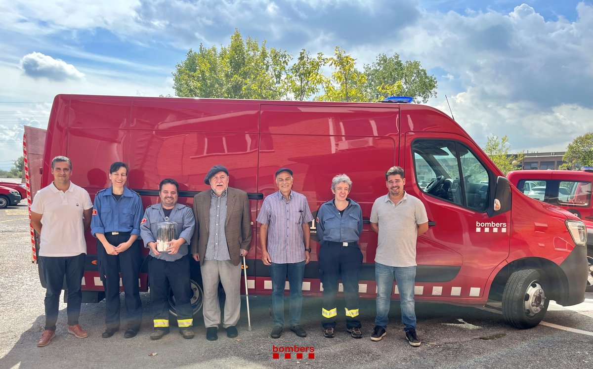 Aquest matí, #GRAF #bomberscat hem fet una trobada amb el científic ambiental i geògraf <a href="/MartiBoada/">Martí Boada</a>. Ens ha fet donació d'una peça artística en la qual ha incorporat diferents espècies arbòries de diversos incendis forestals #IF

Moltes gràcies!