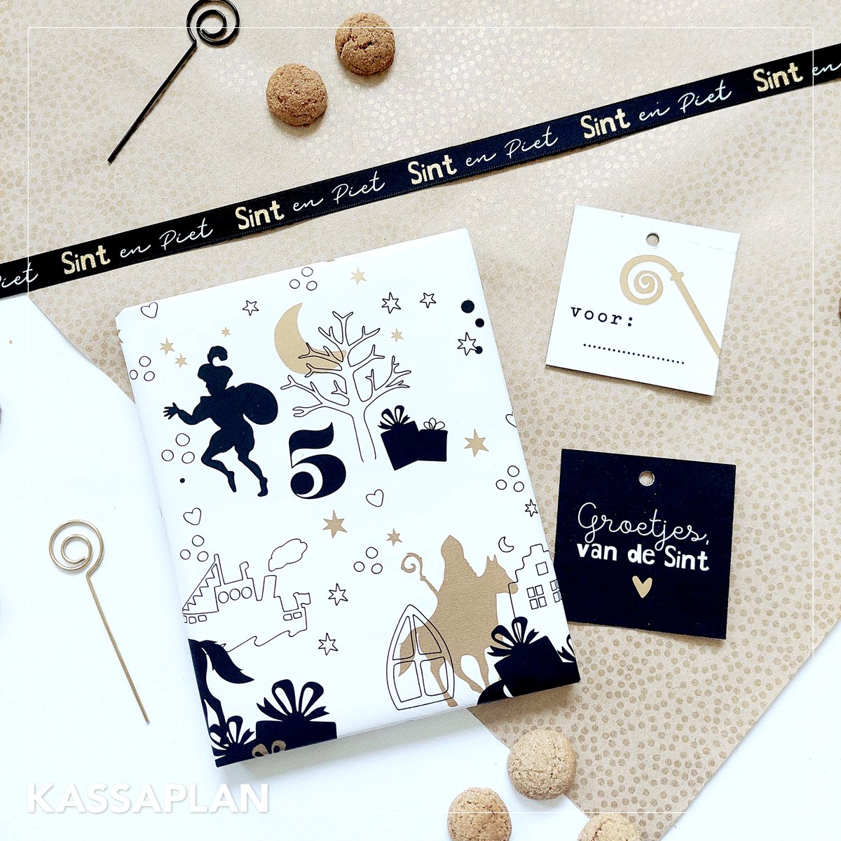 Shop de Sinterklaas collectie hier:  𝗸𝗮𝘀𝘀𝗮𝗽𝗹𝗮𝗻.𝗻𝗹/𝘀𝗶𝗻𝘁𝗲𝗿𝗸𝗹𝗮𝗮𝘀 𝗣𝗦: 𝗜𝗘𝗗𝗘𝗥𝗘 𝗪𝗘𝗘𝗞 𝗡𝗜𝗘𝗨𝗪𝗘 𝗔𝗥𝗧𝗜𝗞𝗘𝗟𝗘𝗡 𝗢𝗡𝗟𝗜𝗡𝗘! ☎️ 0182-395522 ✉️ info@kassaplan.nl #kassaplan #sinterklaas #sint #piet #cadeaulabel #cadeaupapier #pakjesavond
