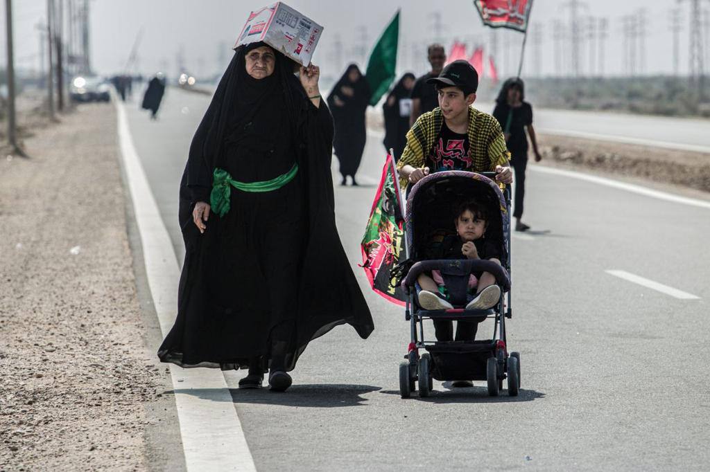 " يمشَون و الحُبّ يمَشيِ خلفَ أرجلُهِم🖤"

سـلاماً لمن يمٓــشُـون للـحُـسـين
#اقترب_اللقاء
#سيد_العشق
#الاربعينية