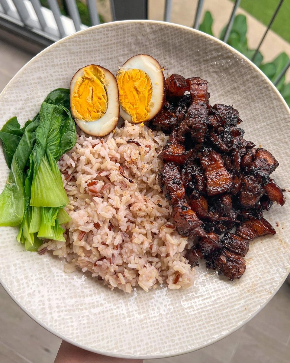 *Recipe*
Repost from @shootandspoon

Homecook Lu Rou Fan, without using any spices,all the condiments easily find at every household and taste really good. 

Ingredients:
500g pork belly, sliced into small pieces 
1 medium onion, chopped 
1 ginger, sliced
3 cloves garlic, chopped