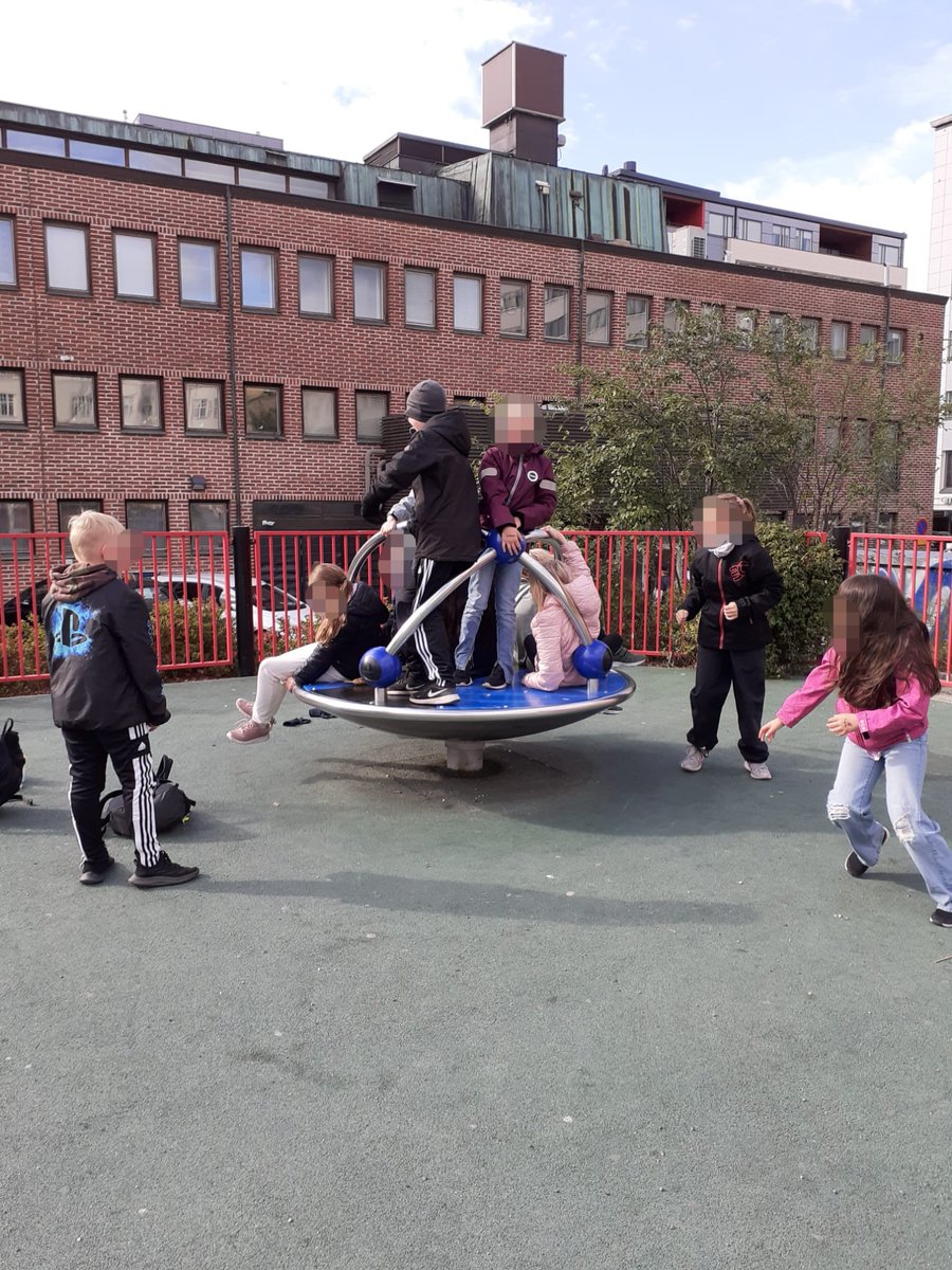 rakokiven's tweet photo. Keskiviikkona kävivät neloset bussilla Lahden torilla markkinoilla ja satamassa herkuttelemassa. Mukava retkipäivä! #lahtipop #neloset #retkipäivä https://t.co/GQUa3icG5N