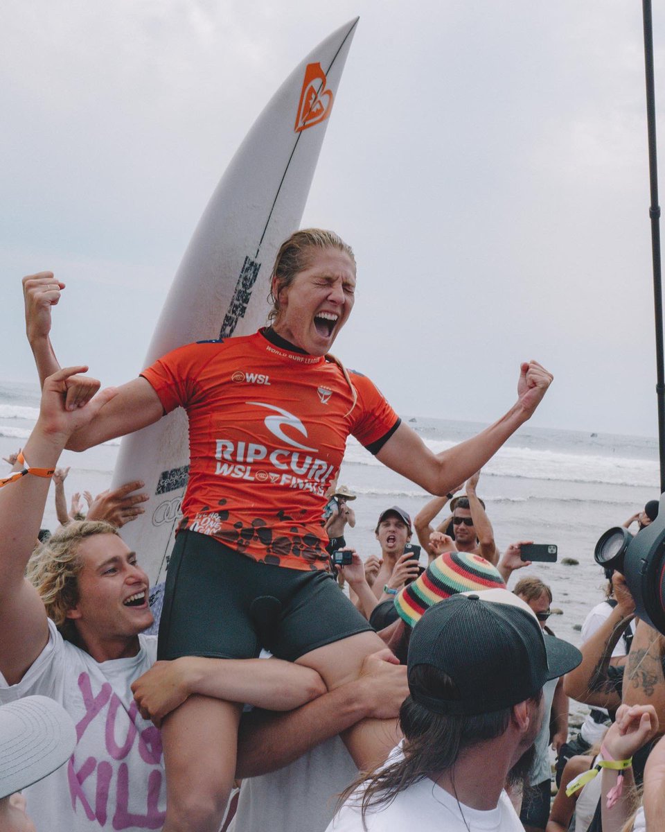 Roxy's tweet photo. In 2007, a rookie took the stage at Snapper Rocks and claimed her 1st World Surfing Title. 15 Years later @Steph_gilmore stylishly raised the bar to inspire the next generation of female surfers. #MakeWavesMoveMountains https://t.co/sRp9MLyqXO