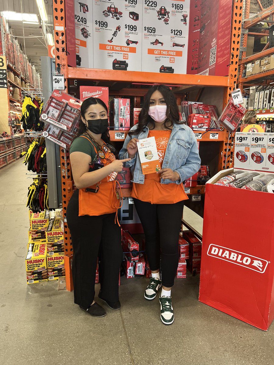 My favorite part of working at THD is recognizing our associates 🧡✨ can’t wait for what CAM has in store for us this month. Recognizing cashiers David I., Stephanie L., and Daisy C. going above and beyond to take care of our customers and rewarding HC Daisy R. her gold Homer !