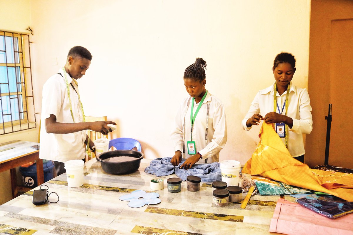 DROMIWorld's tweet photo. HAMDROMI ENTREPRENEURSHIP SCHOOL; TEXTILE DEPARTMENTAL ACTIVITIES.

A quick visit to the textile students, a clothing department where different prints and patterns are being produced.

#OutgoingStudents
#2021/2022Session
#HAMDROMIEntrepreneurshipSchool
.
DROMI truly Cares❣️ https://t.co/nOWGiH2k1v