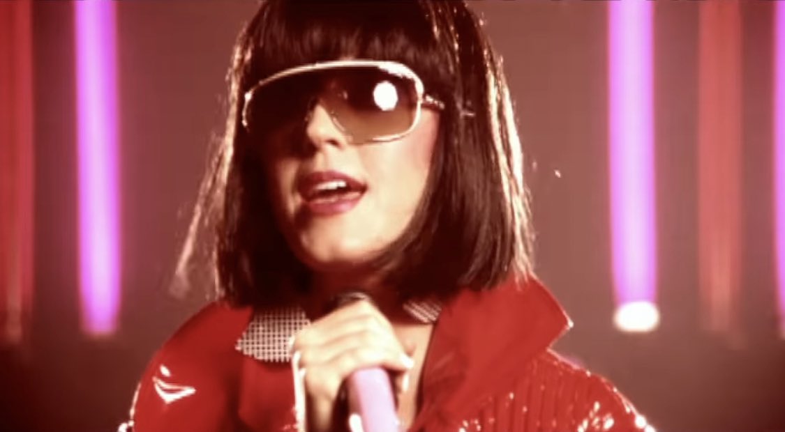 tracklist's tweet image. "Hot n Cold" - Katy Perry 
09/09/2008