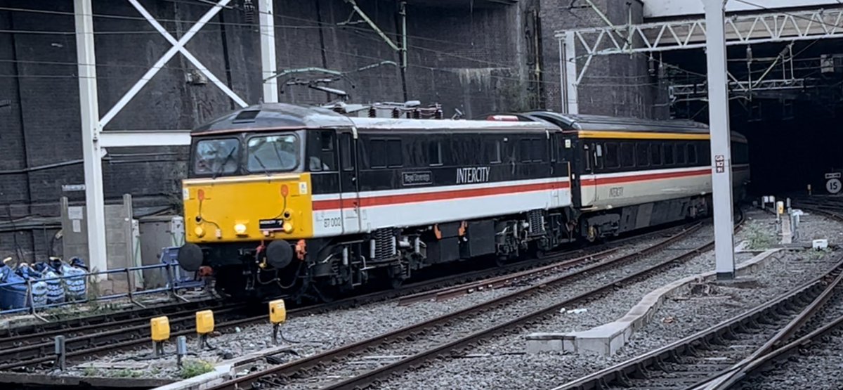 PlatformEdge1's tweet image. I missed 3 trains I could of got home to see this 😂

Here is 87002 + 82139 arriving into New Street #Class82 #Class87 @InterCity86101