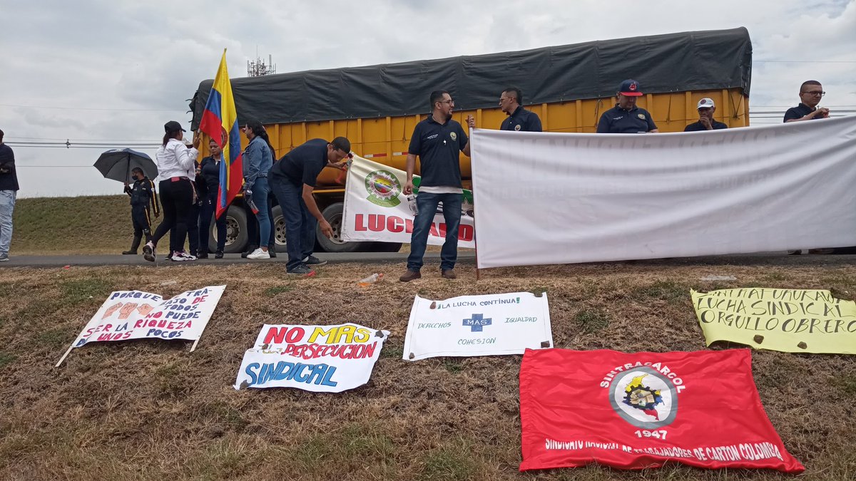 Sintracarcol's tweet photo. #EnVivo @Sintracarcol presente en apoyo a la clase obrera de #Furukawa organizada en #SintraMetal y #SintraFurukawa con apoyo y presencia del #Cosol #ValleDelCauca de @cutcolombia.
Que se acaben los Pactos Colectivos dónde existen sindicatos.
Sindicalismo es #Paz. https://t.co/UnjLNWFHTD