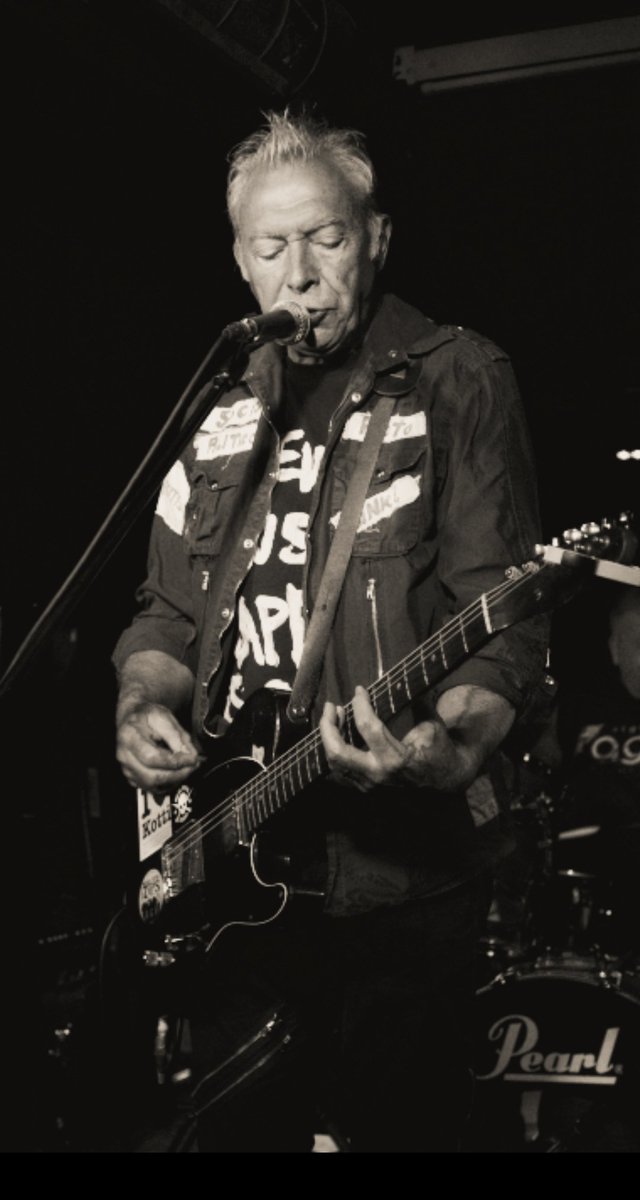fiveDcreations's tweet photo. A few pictures of The zips.
A little bit of punk,&amp; https://t.co/rtKMQwsTS1 the establishment.
✊️🖤
@nice_n_sleazy @punk @TheZipsUk https://t.co/VeCij4fOtV
