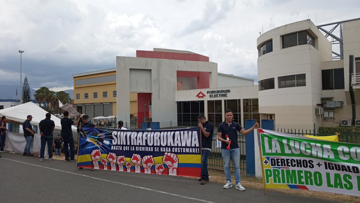Sintracarcol's tweet photo. #EnVivo @Sintracarcol presente en apoyo a la clase obrera de #Furukawa organizada en #SintraMetal y #SintraFurukawa con apoyo y presencia del #Cosol #ValleDelCauca de @cutcolombia.
Que se acaben los Pactos Colectivos dónde existen sindicatos.
Sindicalismo es #Paz. https://t.co/UnjLNWFHTD