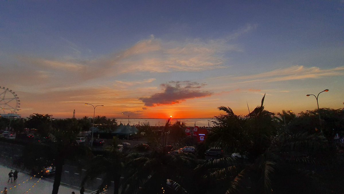 _Dauntless36's tweet photo. To where the sun sets best? A day after you... 😘
#PapiteaAtGF
#GreenfieldDistrict
#SunsetFair https://t.co/vfPqi89L9z