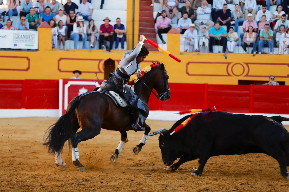 AndresRomeroWeb's tweet photo. 🔴 BARCARROTA || Salió con pies y apretando el toro de @condecorte, al que paró con #Copito. Luego, en banderillas, expuso mucho @Romero1Andres con #Meridio toreando de costado la encendida embestida y clavando después de poder de poder con verdad y emoción
#siempreRomero https://t.co/kLj6ANTanW