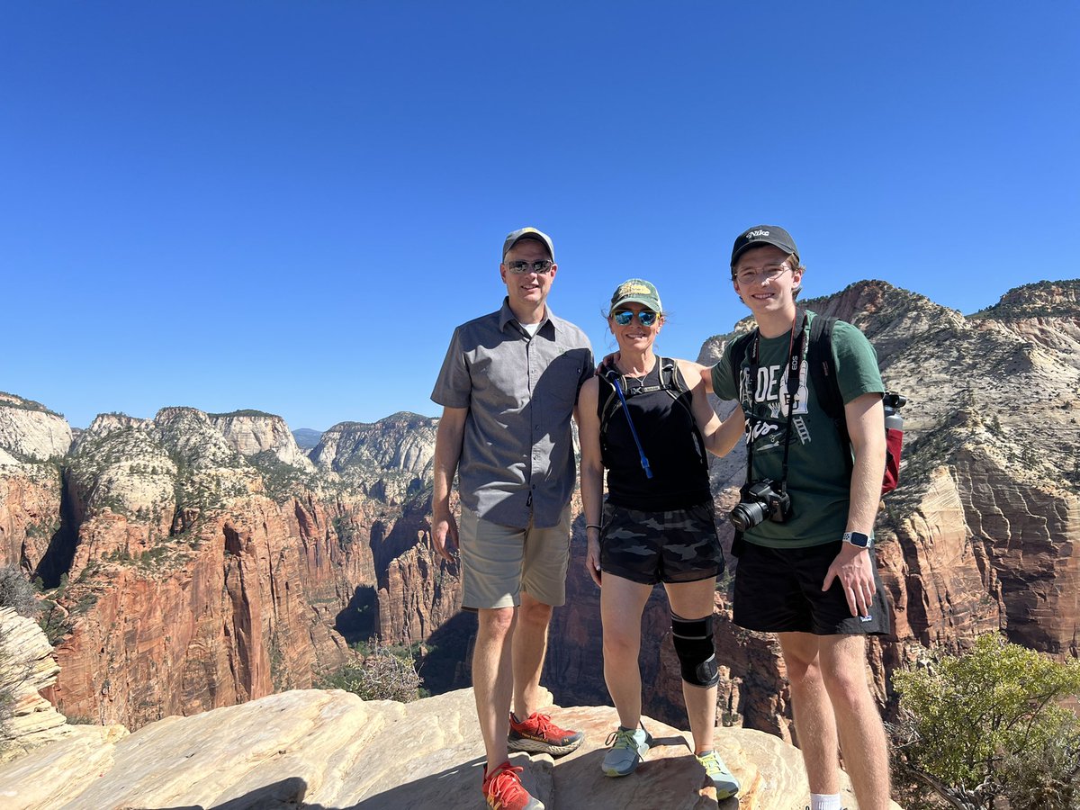 MrsRossclass1's tweet image. Amazing hike to Angels Landing! @ZionNPS #SicEm #SicBYU