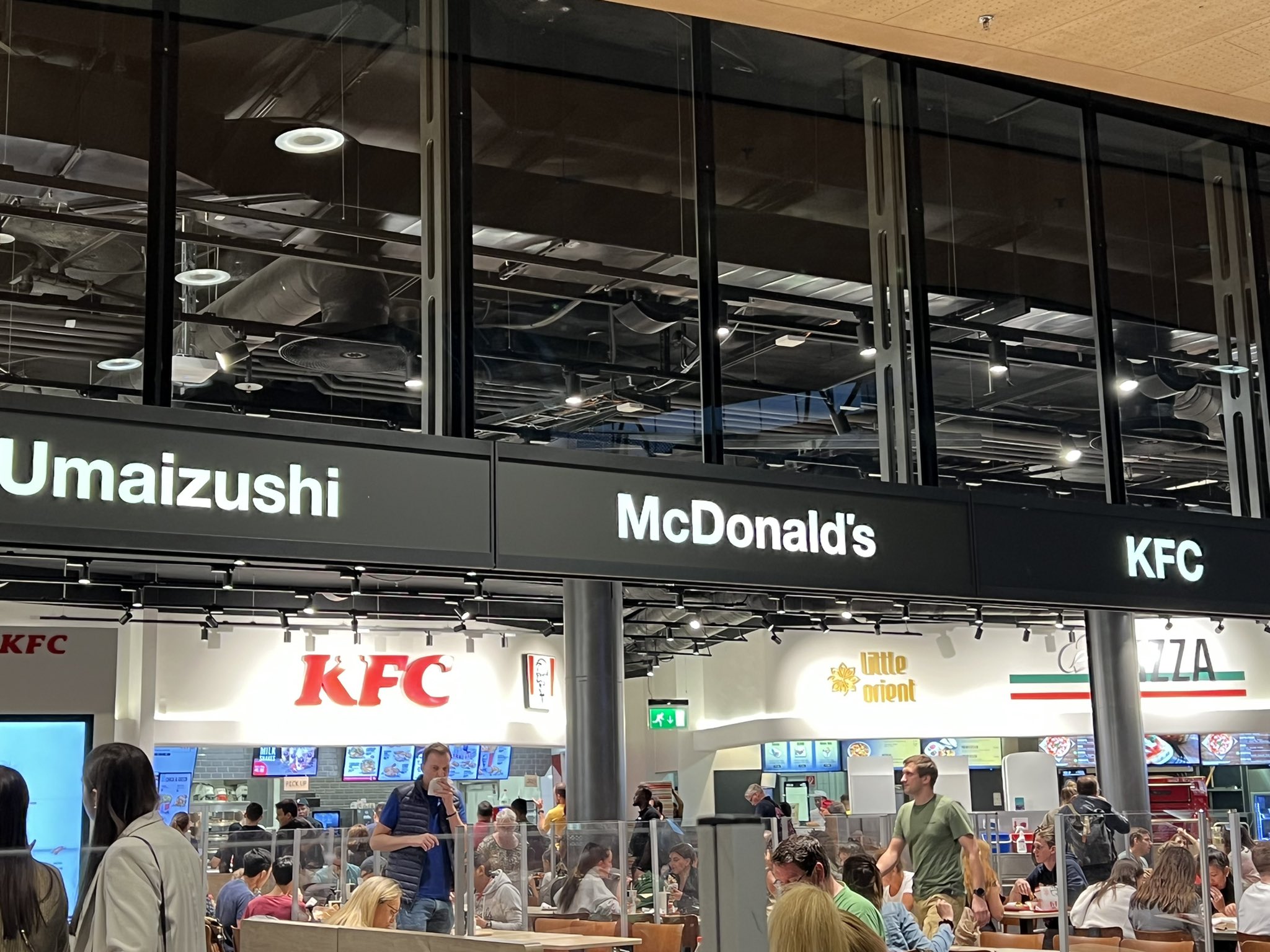 横田守 mamoru yokota 半死半生 on Twitter "スイス チューリッヒ空港から電車乗り継ぎ 電車の時間まで、駅のとこの