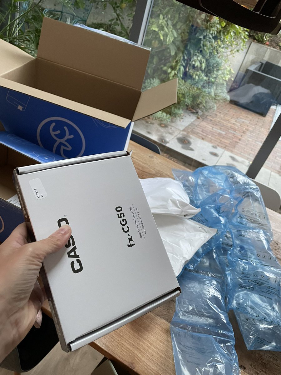 Ehm, <a href="/Iddink/">Iddink</a> 
Really? 
Voor één rekenmachine…

#verspilling