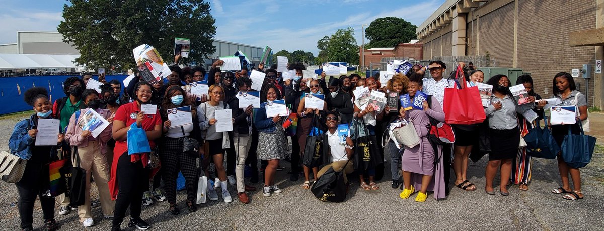 Show us the money 💰!!! These MC Seniors are securing the bag by getting accepted into colleges/universities today at the SHC College fair!!! #WeAreMiddleCollege #BulldogTuff #TheeClassof23