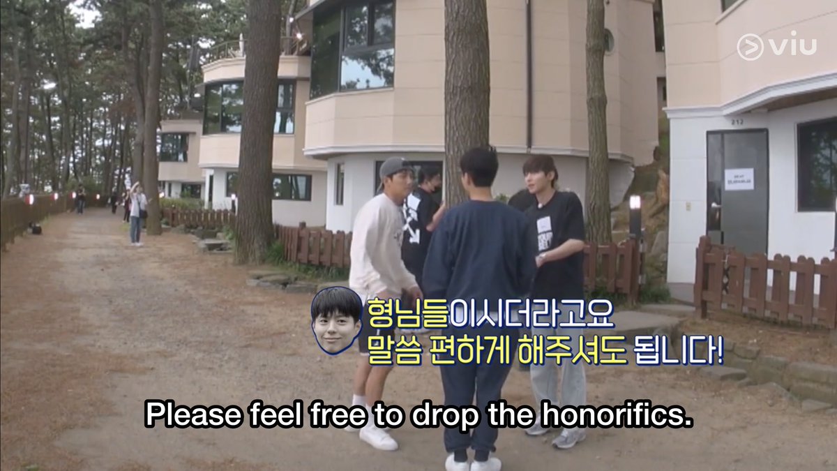 aestheteskye's tweet photo. Park bogum is such a social butterfly. Everyone was still awkward with eo but he went to changwook and inyeop to promote the almonds he was eating and offered it to them. 😂

#YouthMT #YouthMTEp2 
#YoungActorsRetreat https://t.co/qrQcphey3d