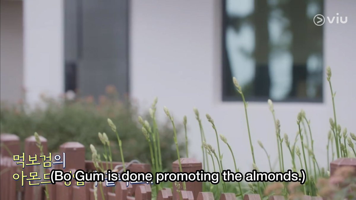 aestheteskye's tweet photo. Park bogum is such a social butterfly. Everyone was still awkward with eo but he went to changwook and inyeop to promote the almonds he was eating and offered it to them. 😂

#YouthMT #YouthMTEp2 
#YoungActorsRetreat https://t.co/qrQcphey3d